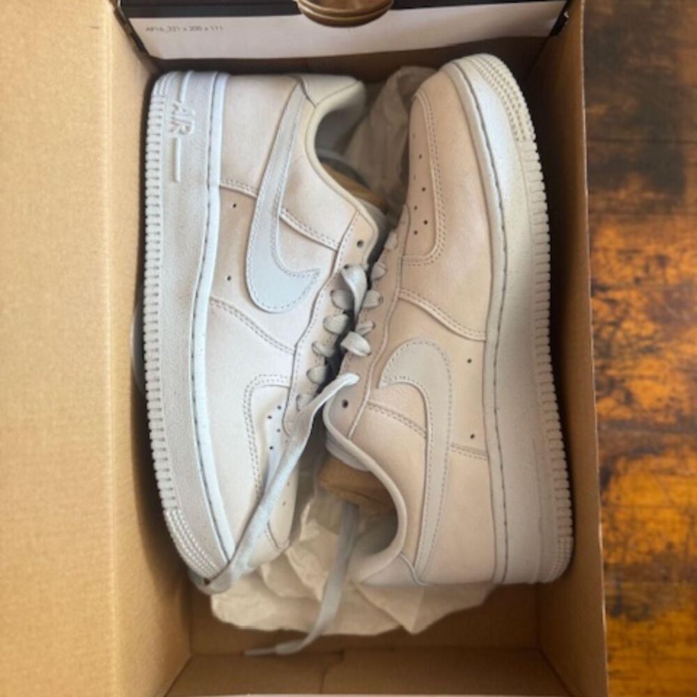 Nike Women's Air Force 1 '07 Premium Low Size 7